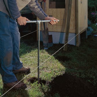 Diy hønsehus: Stolpehullerne graves Diy hønsehus: Stolpehullerne graves